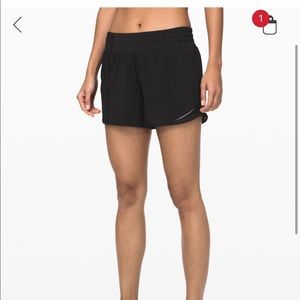 ISO Lululemon hotty hot shorts 4” HR shorts size 6